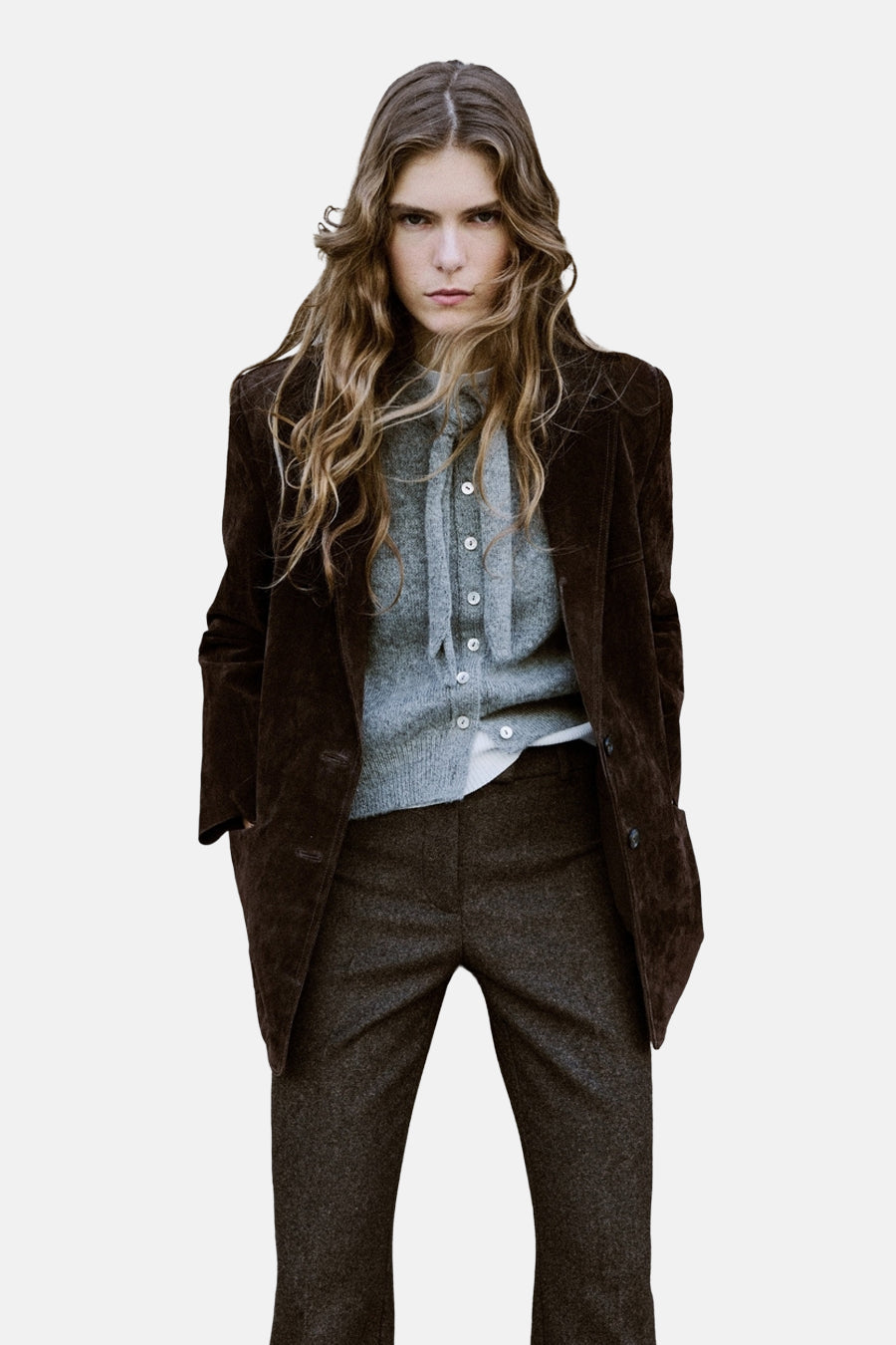 Gilet gris, par MANGO, porté avec un cardigan boutonné, une veste et un pantalon texturés.
