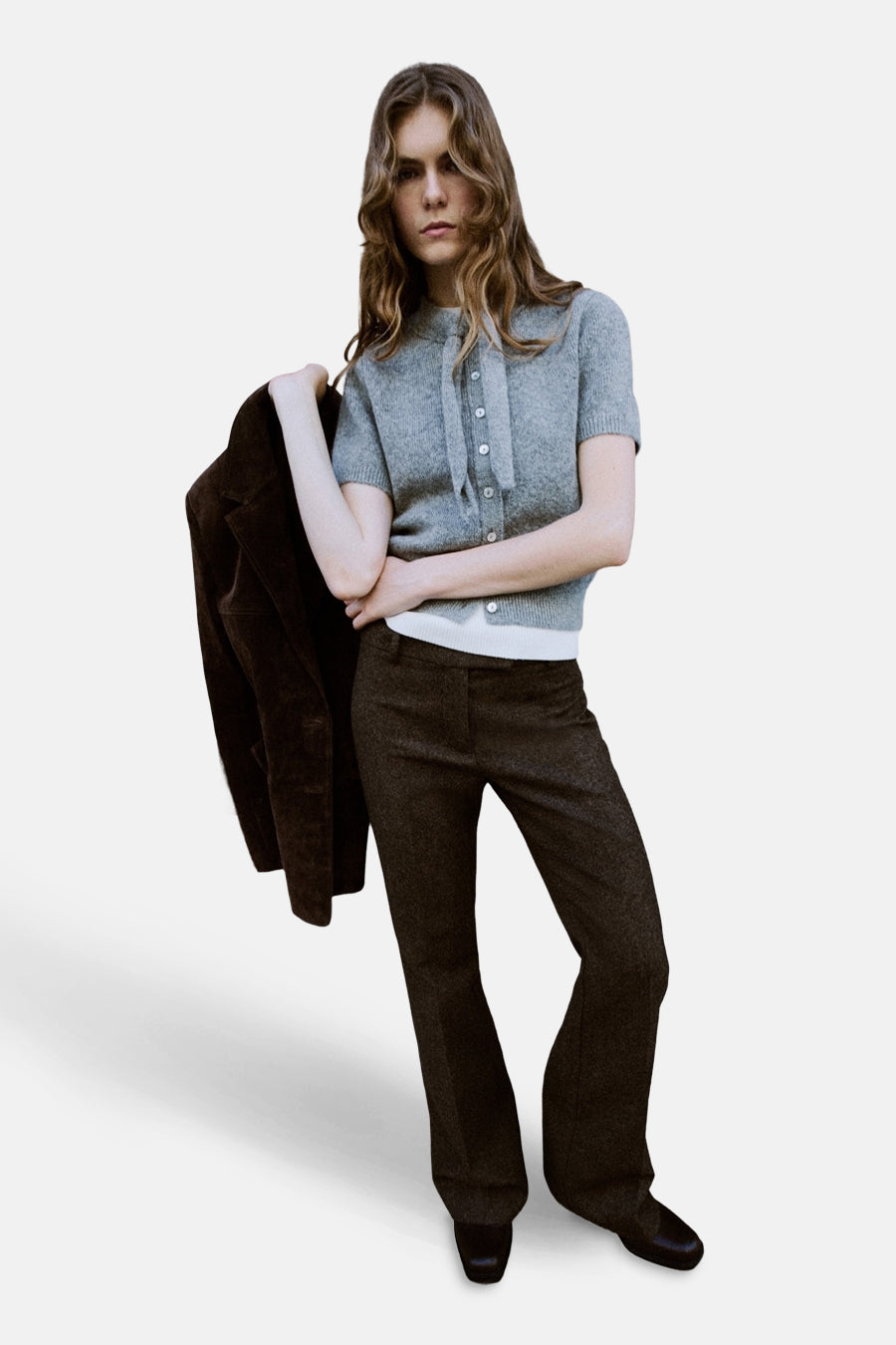 Gilet gris by MANGO, porté avec un pantalon de laine marron et une veste en daim.