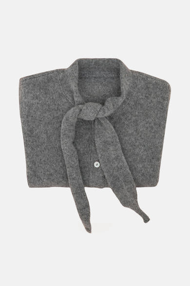 Gilet gris by MANGO, avec un col noué et un bouton unique, sur fond blanc.
