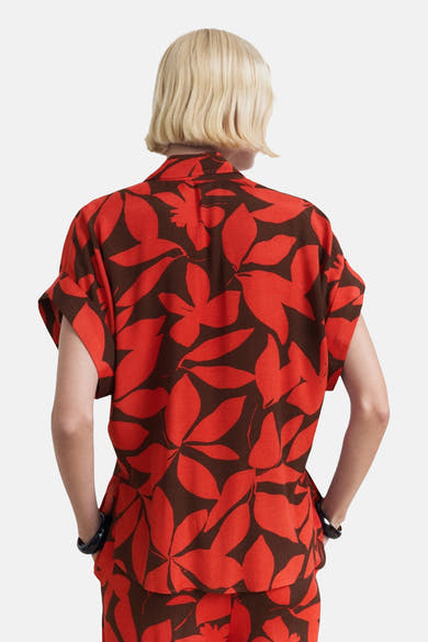 Chemise à manches courtes rouge de MANGO avec un motif de feuilles marron, vue de dos.