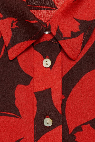 Chemise à manches courtes rouge de MANGO avec un motif abstrait bordeaux et une fermeture boutonnée.