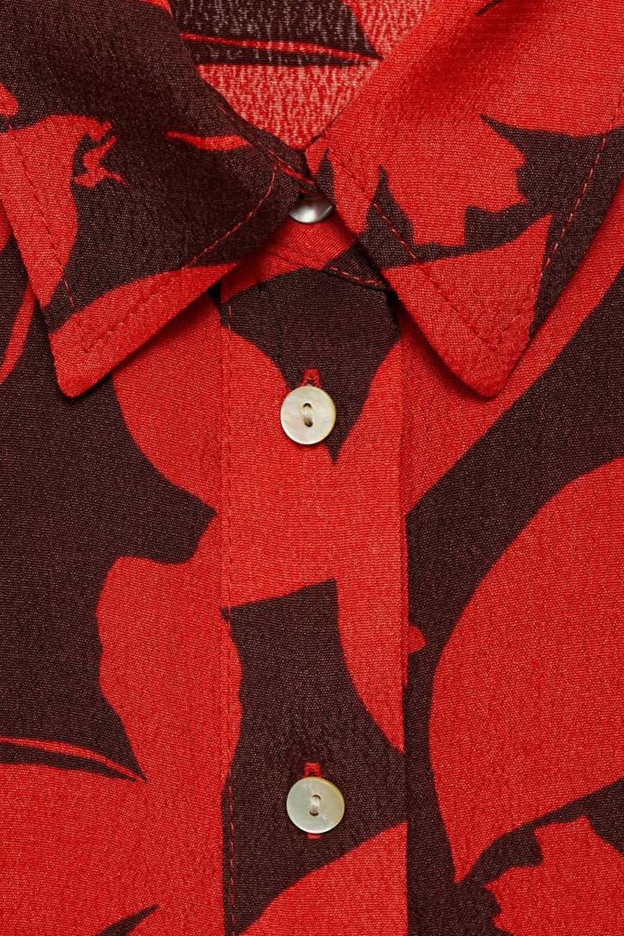 Chemise à manches courtes rouge de MANGO avec un motif abstrait bordeaux et une fermeture boutonnée.
