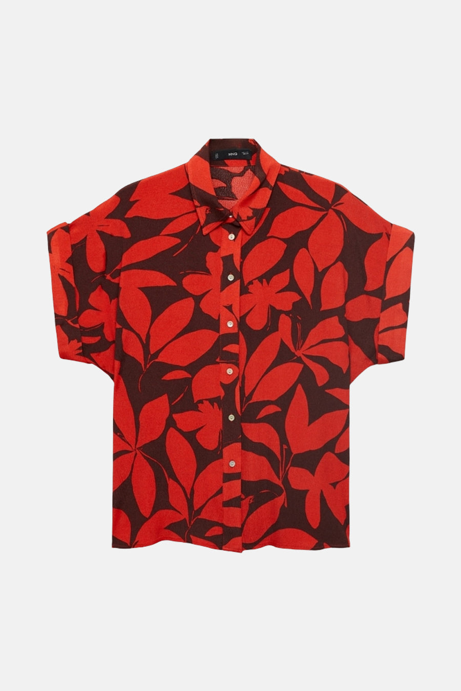 Chemisier rouge à manches courtes de MANGO, avec un motif floral brun et une coupe décontractée.