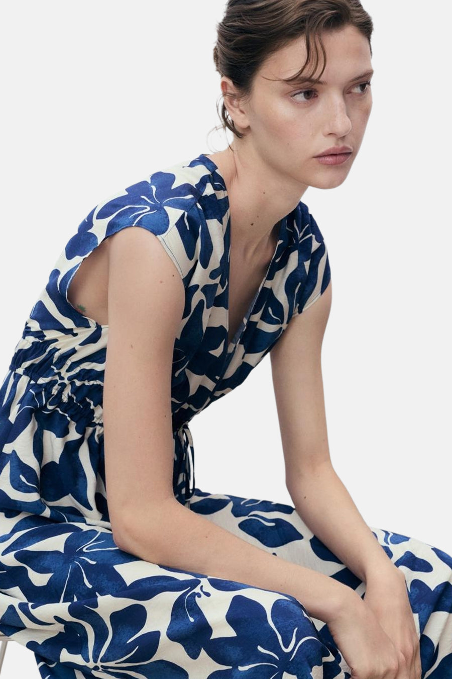 Blauwe jurk met bloemenprint van MANGO, wikkelmodel met geplooide taille.