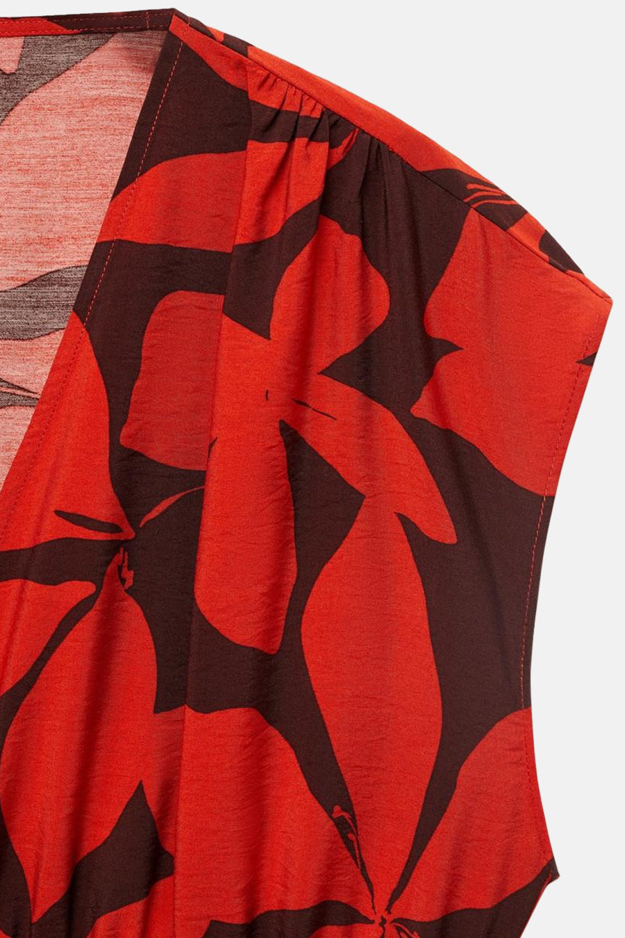 Rode jurk met bloemenprint van MANGO, met een V-hals en korte pofmouwen.