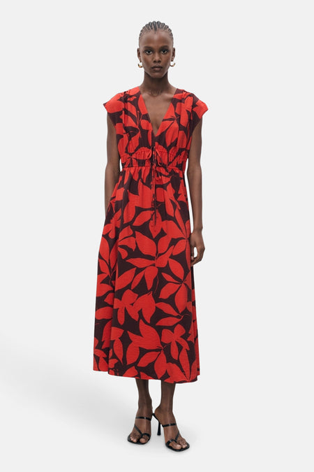 Rode jurk met bloemenprint van MANGO, met een aansluitende taille met trekkoord en zwarte hakken.