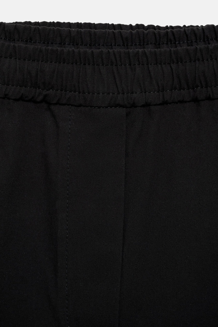 Zwarte broek van MANGO met elastische tailleband en discrete verticale naden.