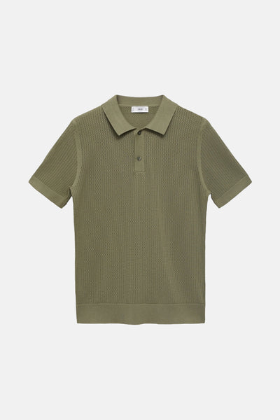 Polo kaki en maille ajourée de MANGO, avec col classique et patte de boutonnage discrète.
