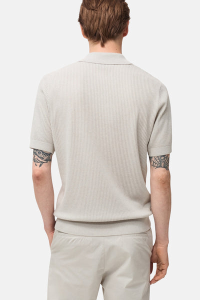 Ecru poloshirt met korte mouwen van MANGO, met een geribbelde textuur en korte mouwen, van achteren gezien.
