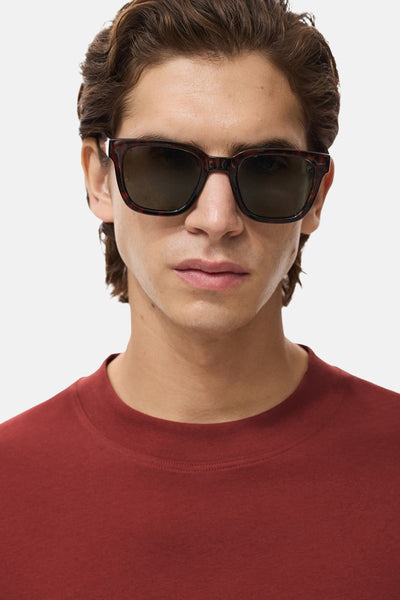 T-shirt à manches courtes rouge de MANGO, porté avec des lunettes de soleil à monture foncée.