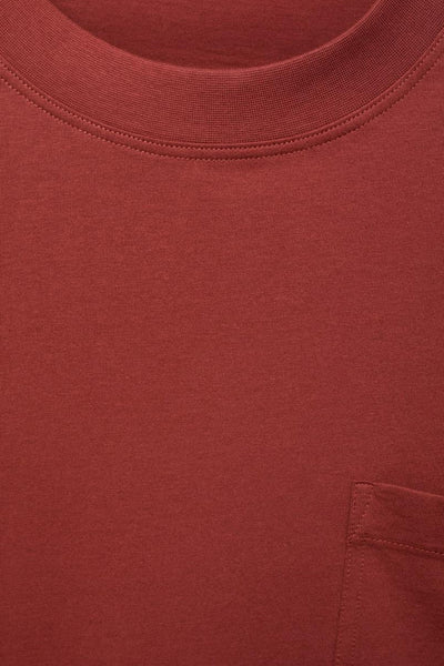 T-shirt à manches courtes rouge de MANGO, avec un col rond et une poche de poitrine.
