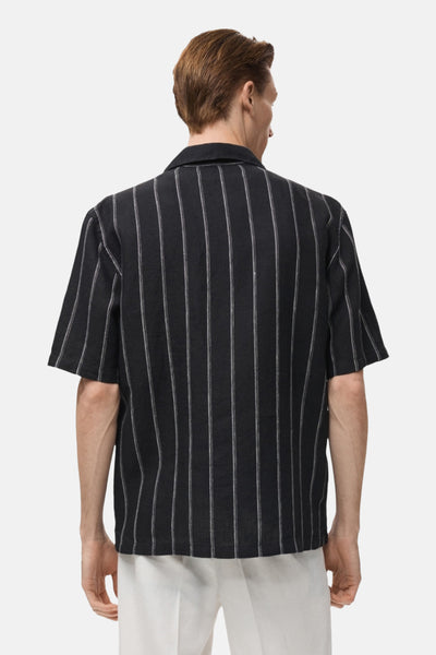 Chemise à manches courtes noire de MANGO avec rayures verticales blanches, vue de dos.