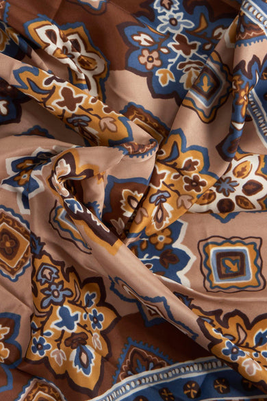 Foulard multicolore de MANGO avec un motif floral cachemire et des détails plissés.
