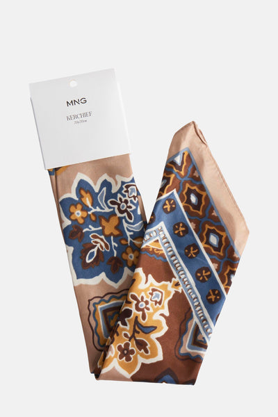 Foulard multicolore de MANGO avec motif floral et bordure géométrique.
