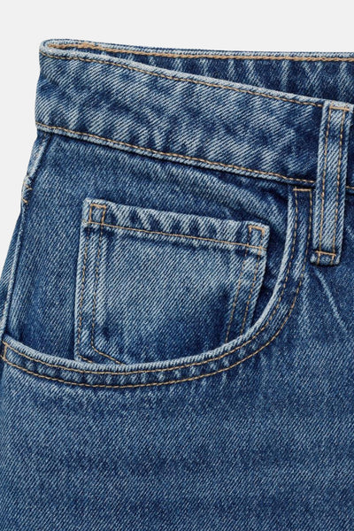 Jean en denim bleu moyen de MANGO, avec poche plaquée et coutures contrastantes.