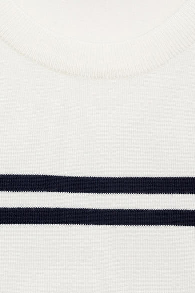 T-shirt à manches courtes blanc de MANGO avec rayures horizontales bleu marine.
