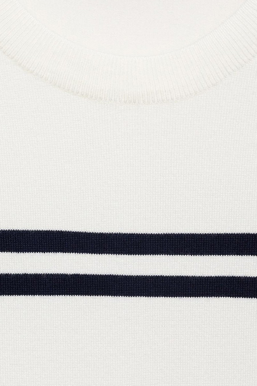 T-shirt à manches courtes blanc de MANGO avec rayures horizontales bleu marine.

