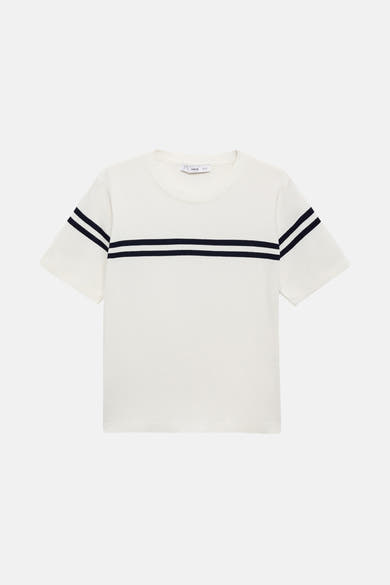 T-shirt blanc à manches courtes de MANGO, avec rayures bleu marine sur la poitrine et les manches.