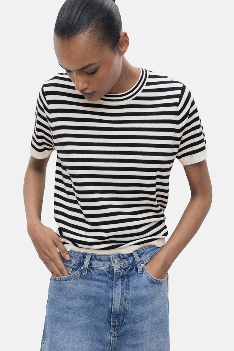 Multikleur gestreept T-shirt met korte mouwen van MANGO, gedragen met een lichtblauwe jeans.