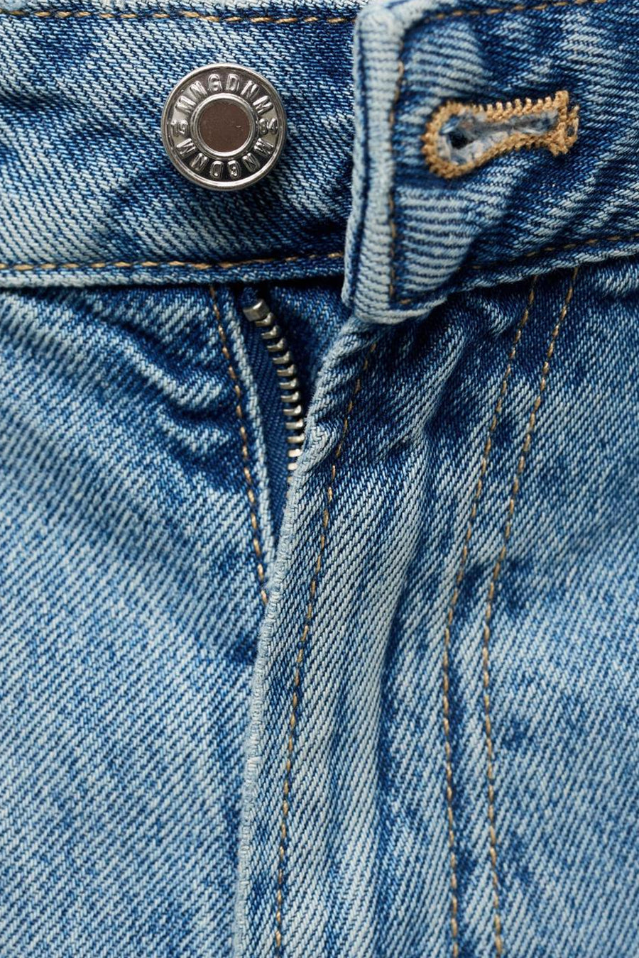 Rechte spijkerbroek in middinblauw denim van MANGO, met ritssluiting en zilveren knoop.