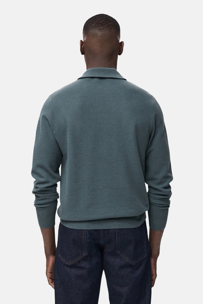 Blauwe coltrui van MANGO, gedragen met een donkerblauwe spijkerbroek, achtergezicht.