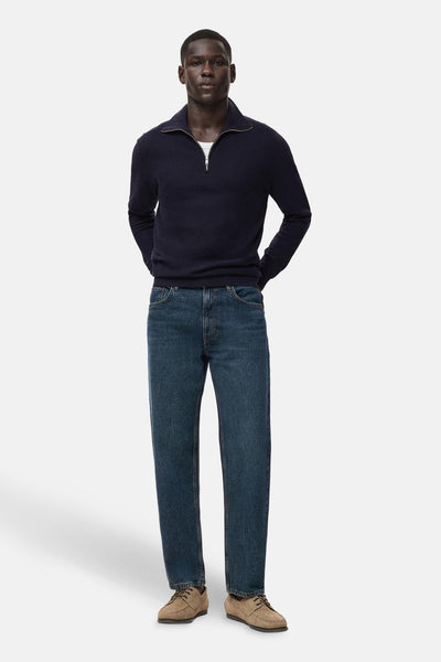 Blauwe coltrui van MANGO, gedragen met een spijkerbroek en bruine loafers.