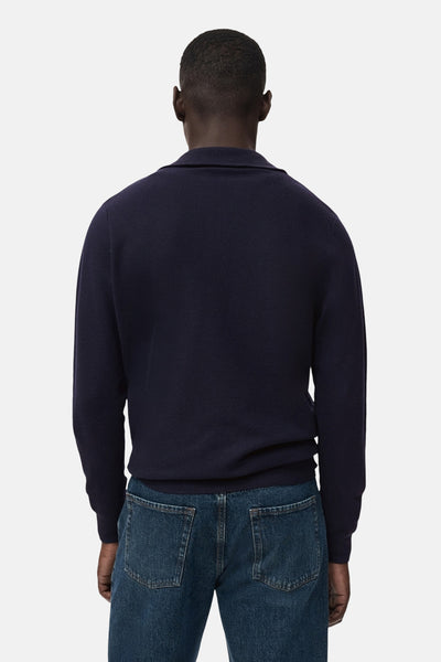 Blauwe coltrui van MANGO, gedragen met een spijkerbroek, achtergezicht.