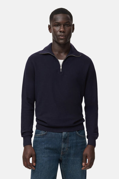 Blauwe coltrui van MANGO, gedragen met een wit T-shirt en een blauwe spijkerbroek.