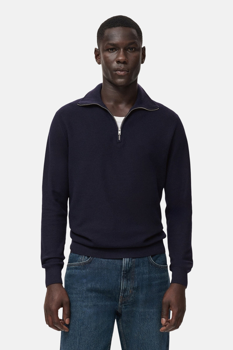 Blauwe coltrui van MANGO, gedragen met een wit T-shirt en een blauwe spijkerbroek.