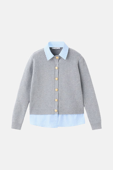 Cardigan gris en maille côtelée de MANGO, avec boutons dorés et empiècement rayé bleu clair.