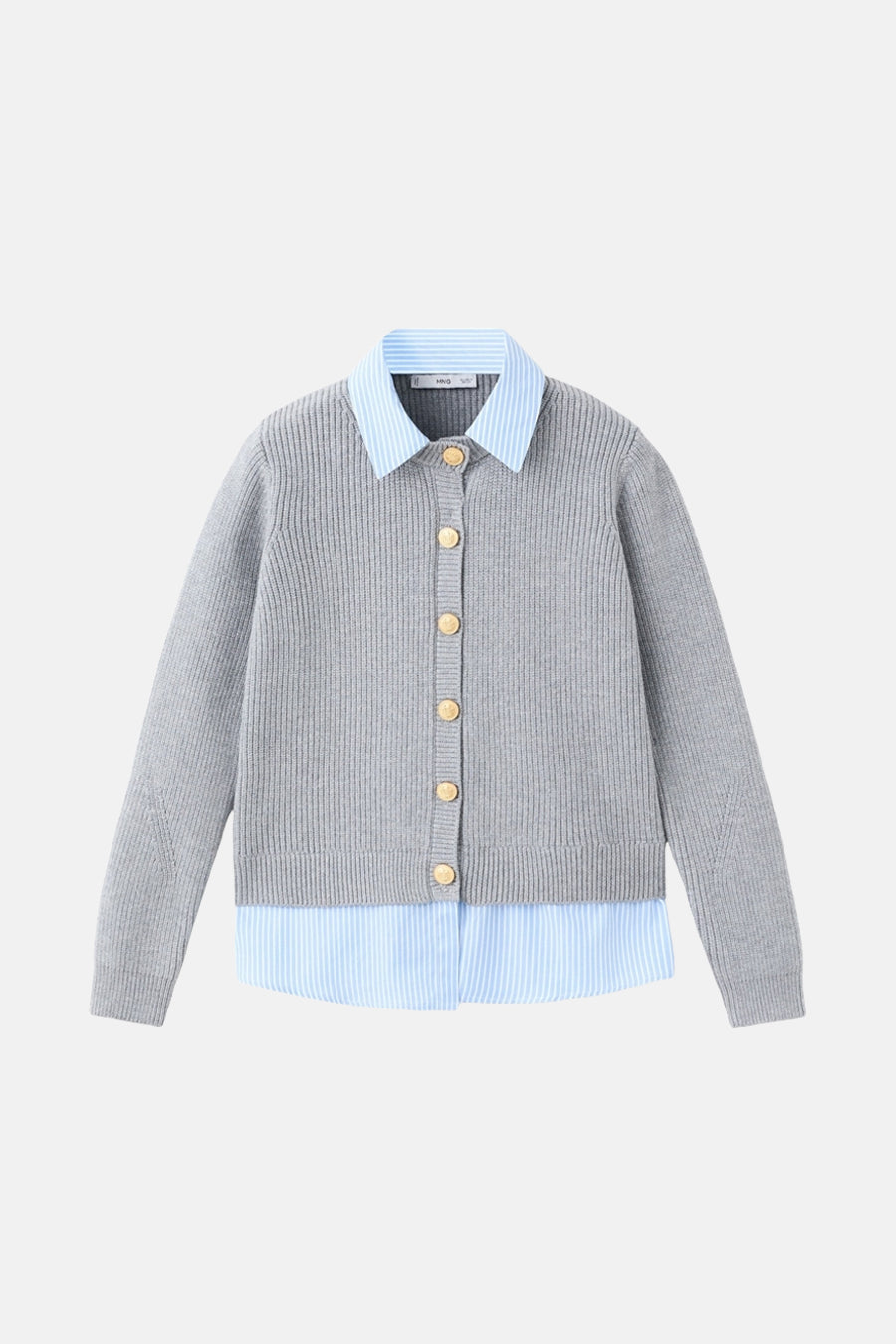Cardigan gris en maille côtelée de MANGO, avec boutons dorés et empiècement rayé bleu clair.