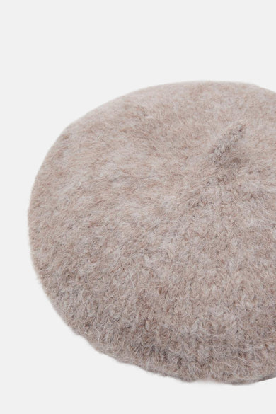 Bonnet brun par MANGO, en laine mélangée duveteuse, avec une forme béret classique.