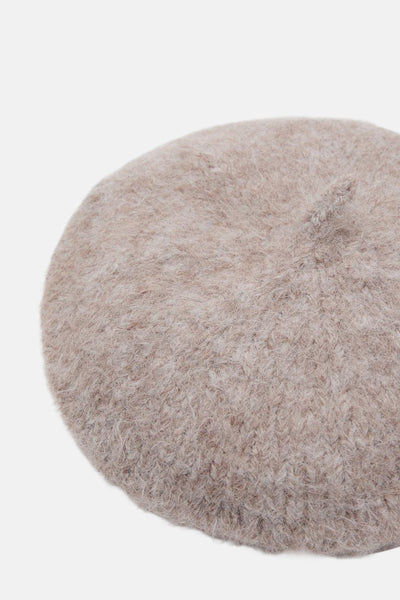 Bonnet brun par MANGO, en laine mélangée duveteuse, avec une forme béret classique.