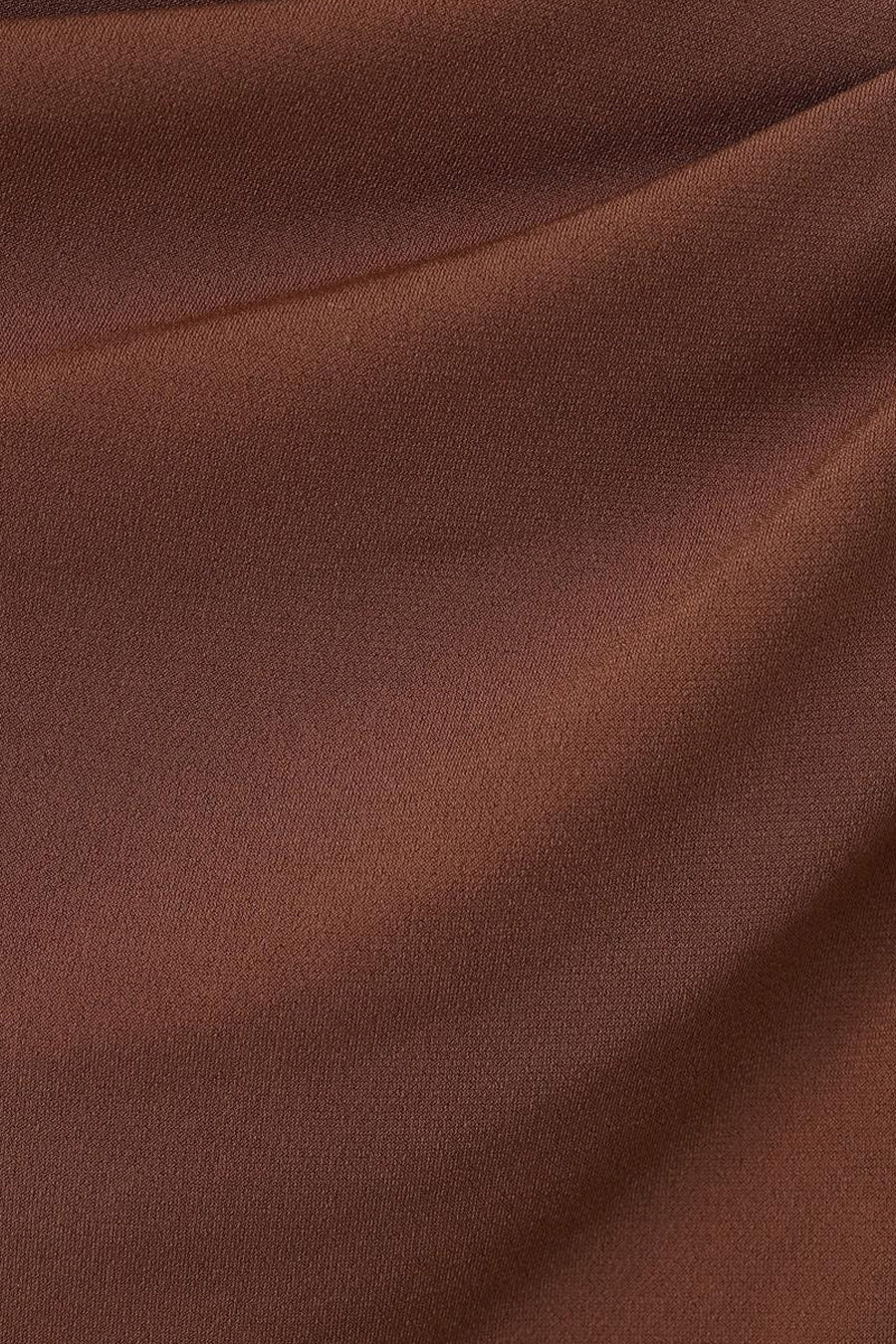 T-shirt à manches longues marron de MANGO, en tissu texturé et légèrement drapé.
