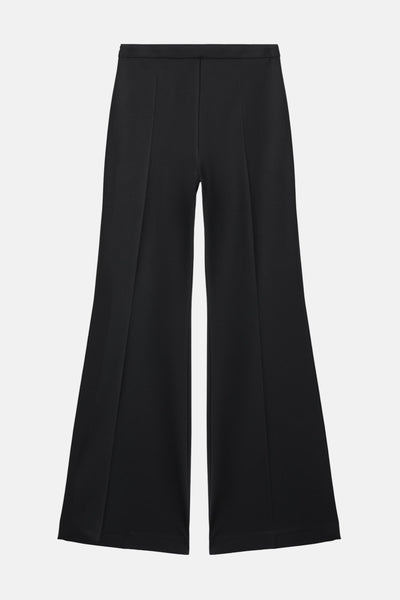 Pantalon noir de MANGO, coupe évasée avec plis sur le devant, sur fond blanc.
