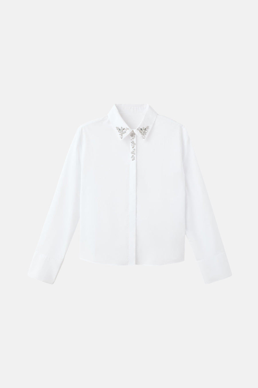 Chemise blanche à manches longues de MANGO, ornée de bijoux au col et sur la patte de boutonnage.