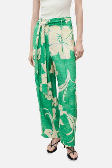 Groene broek met tropische bloemenprint van MANGO, met bijpassende strikceintuur en wijde pasvorm.
