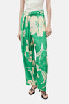 Groene broek met tropische bloemenprint van MANGO, met bijpassende strikceintuur en wijde pasvorm.