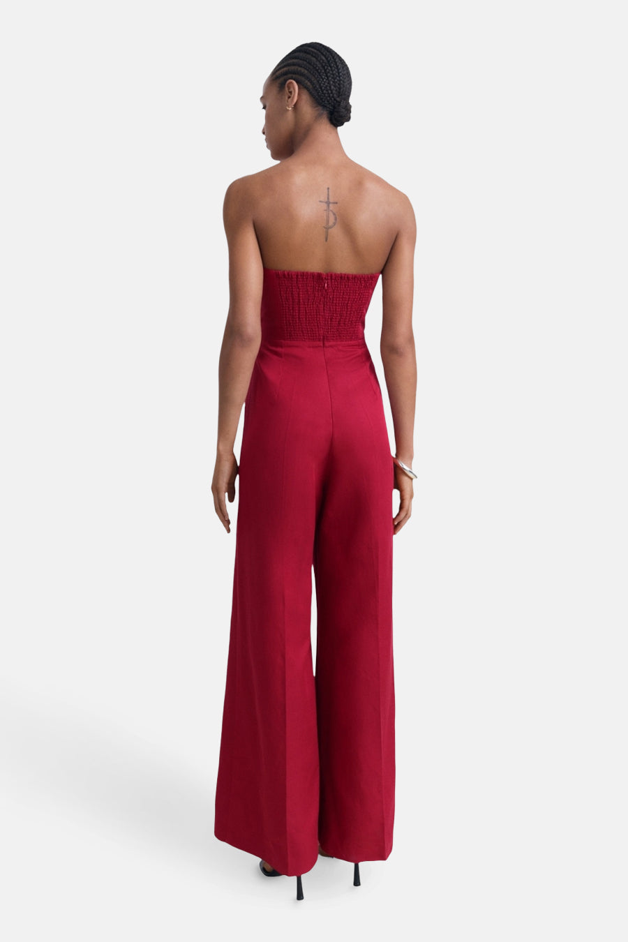 Combinaison rouge de MANGO, dos nu avec détail smocké et jambes larges.