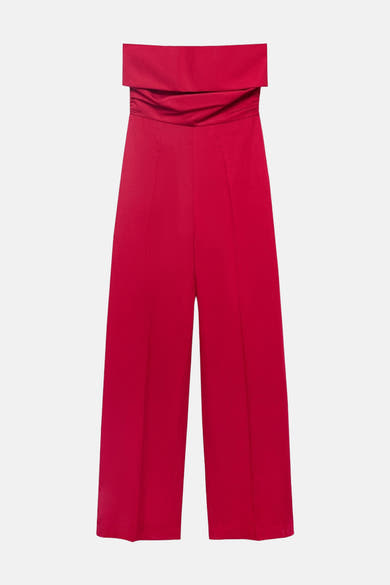 Combinaison rouge de MANGO, avec un col bateau et des jambes larges.

