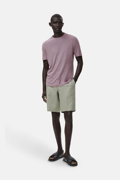 Paars T-shirt met korte mouwen van MANGO, gedragen met een beige short en zwarte sandalen.