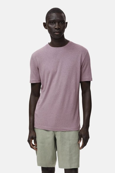 Paars T-shirt met korte mouwen van MANGO, gedragen met een olijfgroene linnen short.