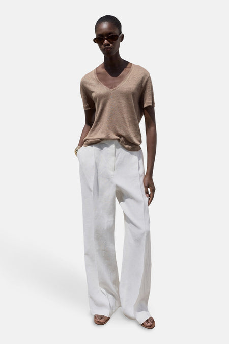 Bruin T-shirt met korte mouwen van MANGO, gedragen met een wijde witte broek.