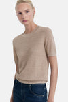 Beige ronde hals trui van MANGO, met textuur breisel, gedragen met een donkerblauwe jeans, achtergezicht.