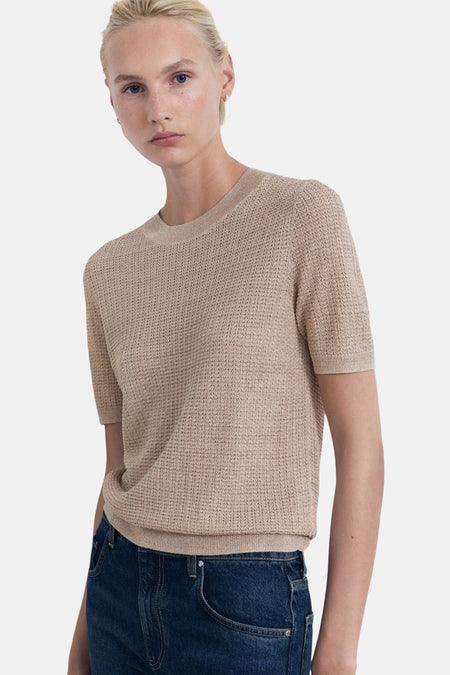 Beige ronde hals trui van MANGO, met textuur breisel, gedragen met een donkerblauwe jeans, achtergezicht.