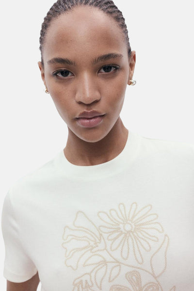 Ecru T-shirt met korte mouwen van MANGO, versierd met een toon-op-toon geborduurd bloemenmotief.
