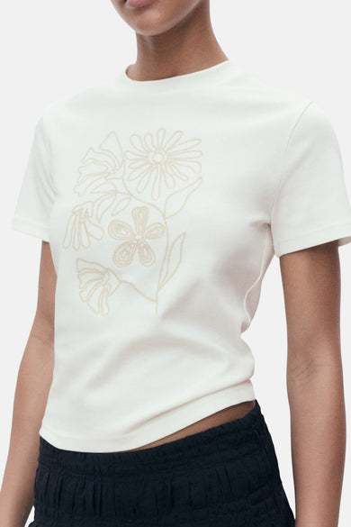Ecru T-shirt met korte mouwen van MANGO, met geborduurd bloemenmotief op de voorkant.
