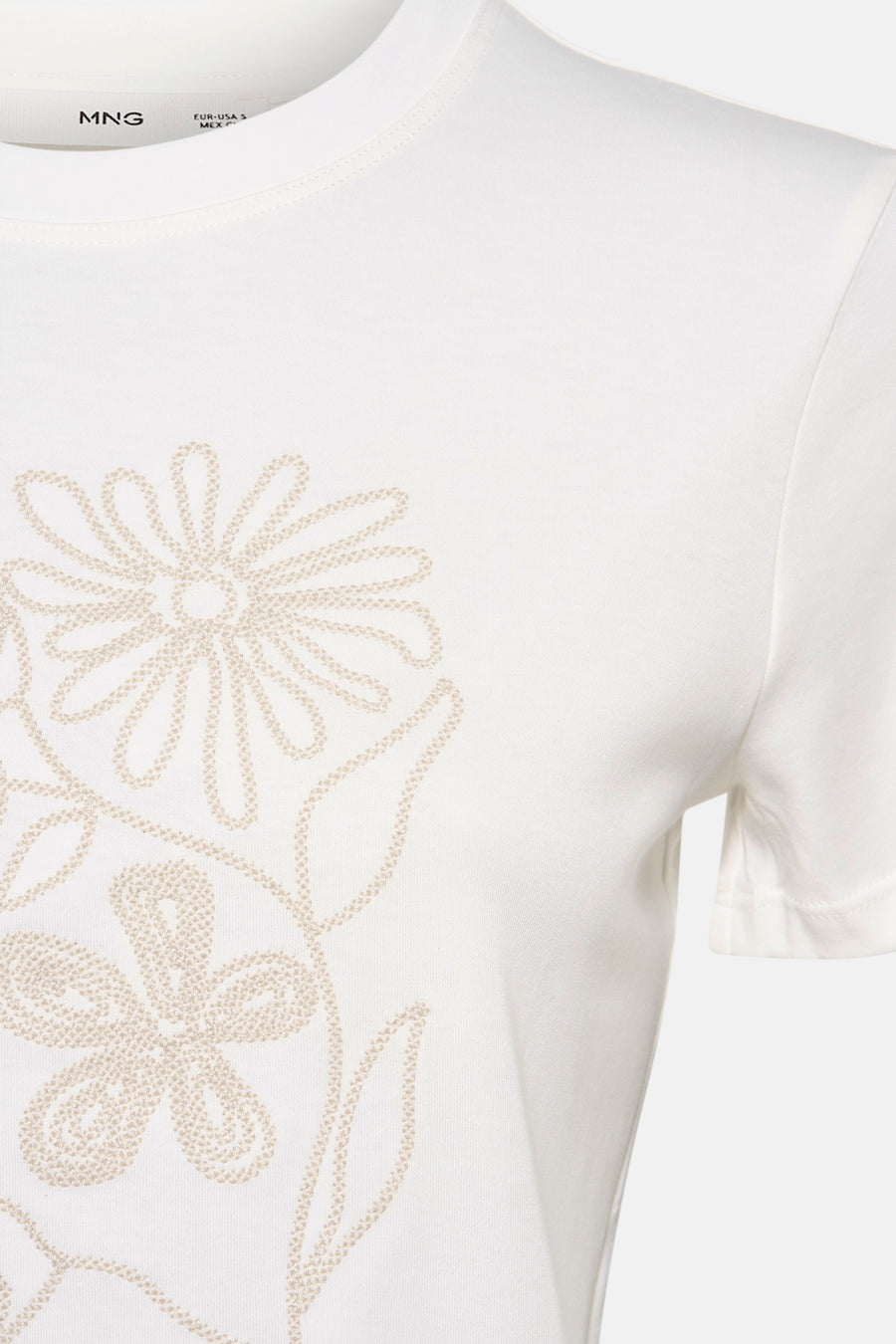Ecru T-shirt met korte mouwen van MANGO met een toon-op-toon geborduurd bloemenpatroon.