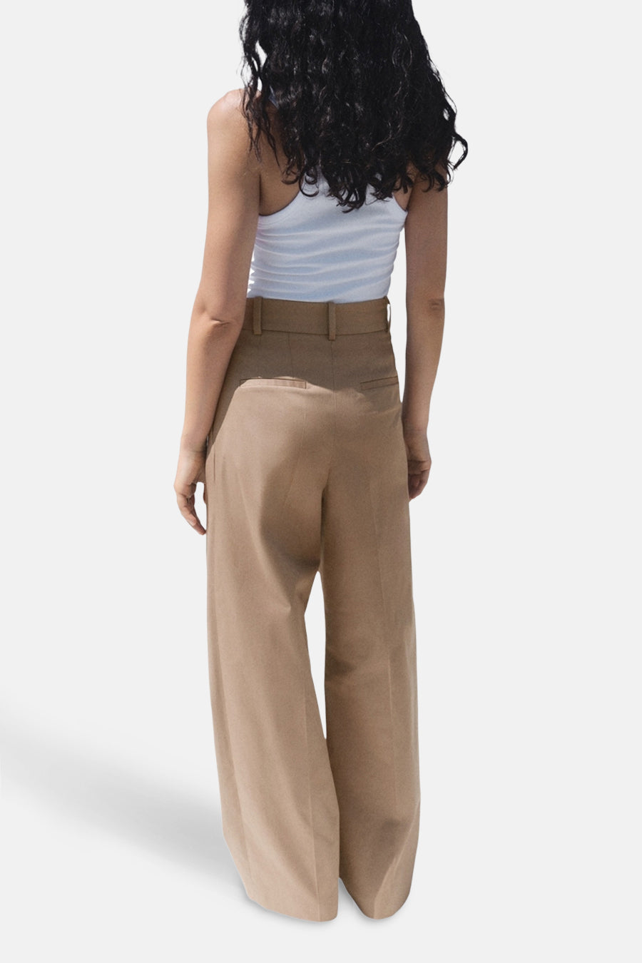Pantalon beige de MANGO, coupe ample avec une taille haute et des jambes larges.
