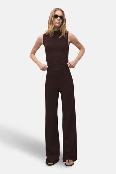 Débardeur marron de MANGO, porté avec un pantalon assorti et des lunettes de soleil.